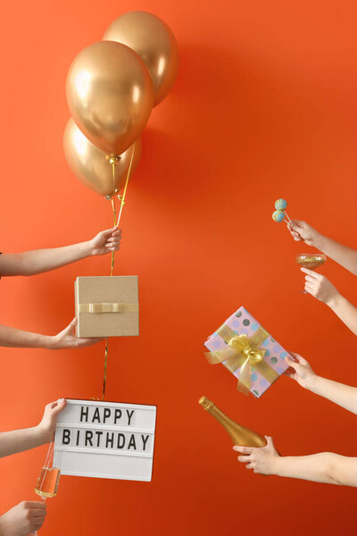 Manos Femeninas Con Regalos Champán Decoración Para Celebración Del Cumpleaños — Foto de Stock