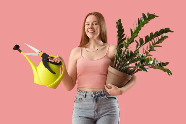 Junge Frau Mit Pflanzen Und Gartengeräten Auf Rosa Hintergrund — Stockfoto