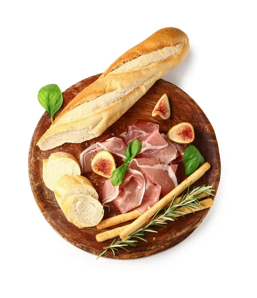 Lezzetli jambon, fesleğen, ekmek, İtalyan Grissini ve beyaz arka planda incir dilimleri.