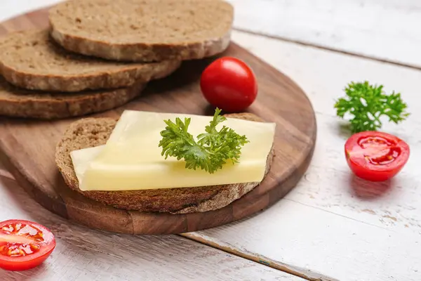 Peynirli, domatesli ve maydanozlu lezzetli sandviç.