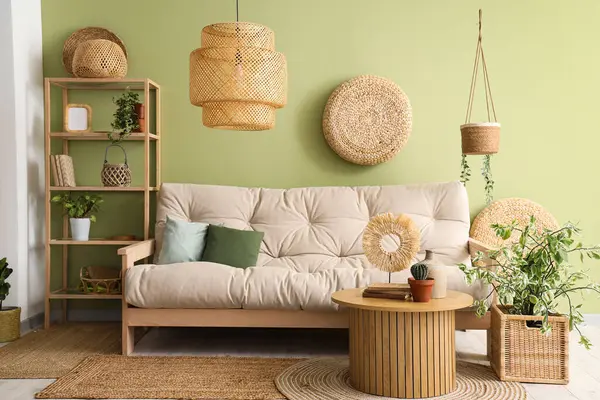 Rahat beyaz kanepesi ve ahşap sehpası olan rahat bir oturma odası.