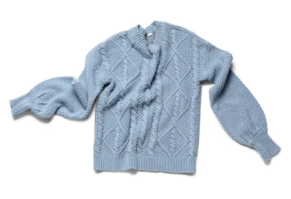 Beyaz arka planda izole edilmiş buruşuk süveter