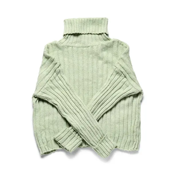 beyaz arka planda izole şık kazak