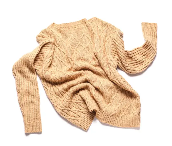 Beyaz arka planda izole edilmiş buruşuk süveter