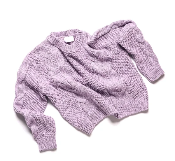 Beyaz arka planda izole edilmiş buruşuk süveter