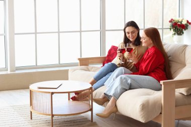 Sevgililer Günü 'nde evde şarap içen genç lezbiyen çift