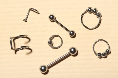 Renk arkaplanındaki piercing için şık mücevherler.