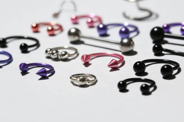 Işık arkaplanını delmek için farklı takılara sahip kompozisyon, yakın plan