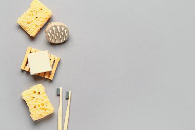 Banyo aksesuarları ve gri arka planda sabunlu kompozisyon