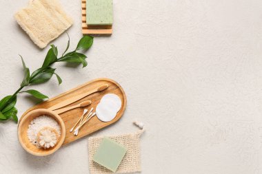 Farklı banyo malzemelerine sahip kompozisyon ve hafif arka planda bitki dalı