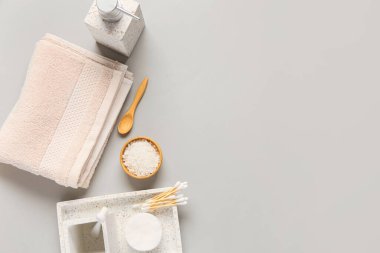 Gri arka planda farklı banyo malzemeleri.