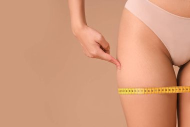 Güzel bir Afro-Amerikalı kadın. Vücudunda çatlaklar ve bej arka planda şerit var. Yakın plan.