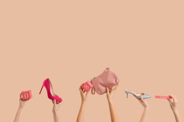 8 Mart tarihli Küp takvim, el çantası ve bej arka planda yüksek topuklu ayakkabılar. Uluslararası Kadınlar Günü kutlamaları