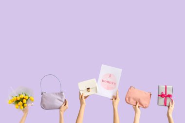 Bayramlık kartpostallı kadın elleri, leylak arka planda bir buket lale ve el çantası. Uluslararası Kadınlar Günü kutlamaları