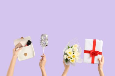 Lale buketi, hediye kutusu ve eflatun kaplama çantalı kadın elleri. Uluslararası Kadınlar Günü kutlamaları