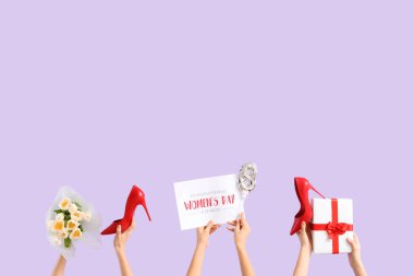 Lale buketi, hediye kutusu ve leylak arka planda yüksek topuklu ayakkabıları olan kadın elleri. Uluslararası Kadınlar Günü kutlamaları