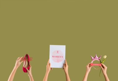 Kartpostallı kadın elleri, yüksek topuklu ayakkabılar ve yeşil arka planda lale. Uluslararası Kadınlar Günü kutlamaları