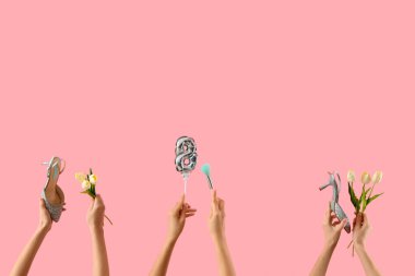 Balon şeklinde 8 figürlü kadın elleri, laleler ve pembe arka planda yüksek topuklu ayakkabılar. Uluslararası Kadınlar Günü kutlamaları