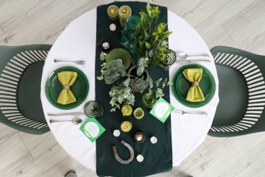 Yemek odasında mumlarla servis edilen şenlik masası, üst manzara. Aziz Patrick Günü kutlaması