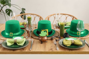 Leprikon şapkaları, at nalı ve yoncalarla servis edilen şenlik masası. Aziz Patrick Günü kutlaması