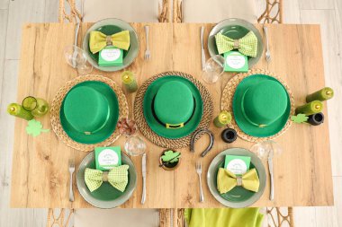 Leprikon şapkaları, at nalı ve yoncalarla servis edilen şenlik masası. Aziz Patrick Günü kutlaması