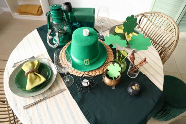 Aziz Patrick Günü kutlamaları için cüce şapkası ve süslemeleriyle servis edilen şenlik masası.