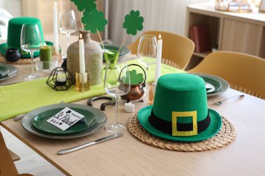 Aziz Patrick Günü kutlamaları için cüce şapkası ve süslemeleriyle servis edilen şenlik masası.