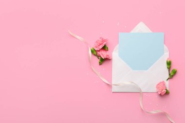 Zarflı güzel karanfiller ve pembe arka planda boş bir kart. Uluslararası Kadınlar Günü kutlamaları