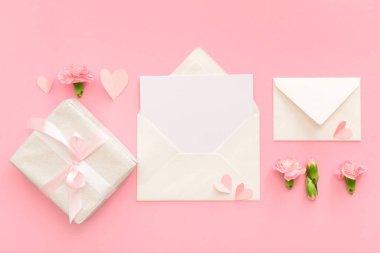 İçinde boş kart ve pembe arka planda hediye kutusu olan zarflar. Uluslararası Kadınlar Günü kutlamaları