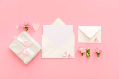 İçinde boş kart ve pembe arka planda hediye kutusu olan zarflar. Uluslararası Kadınlar Günü kutlamaları