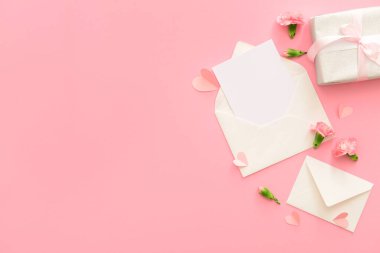 İçinde boş kart ve pembe arka planda hediye kutusu olan zarflar. Uluslararası Kadınlar Günü kutlamaları