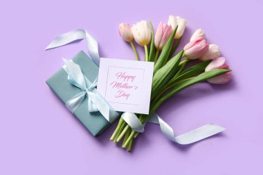 Mutlu Anneler Günü yazılı kart, mor arka planda hediye kutusu ve lale çiçekleri
