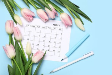 Açık mavi arka planda kalemli ve laleli takvim. Uluslararası Kadınlar Günü kutlamaları