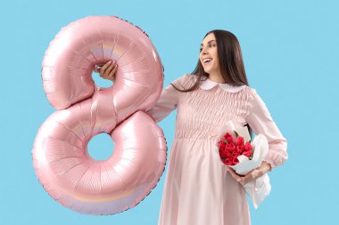 Laleli ve balonlu genç bir kadın mavi arka planda şekil 8 şeklinde. Uluslararası Kadınlar Günü