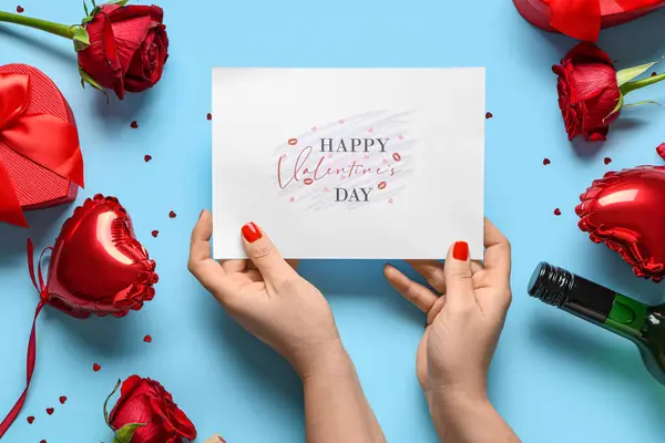 Mains Féminines Avec Manucure Rouge Carte Postale Festive Décor Sur — Photo