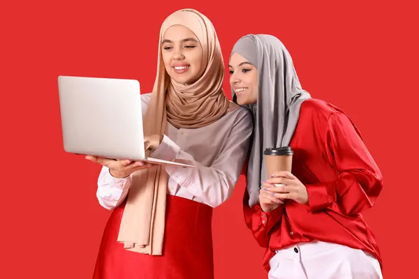 Mladé Muslimské Ženy Hidžábu Pomocí Notebooku Červeném Pozadí — Stock fotografie
