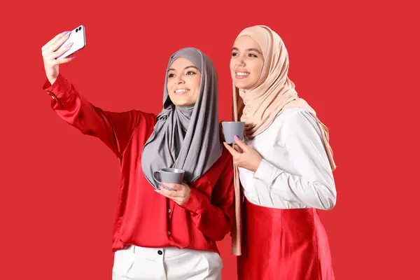 Mladé Muslimské Ženy Hidžábu Poháry Přičemž Selfie Červeném Pozadí — Stock fotografie