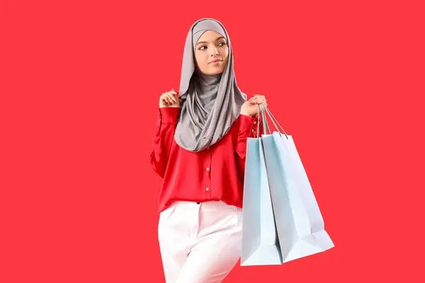 빨간색 배경에 가방과 히잡에 무슬림 — 스톡 사진