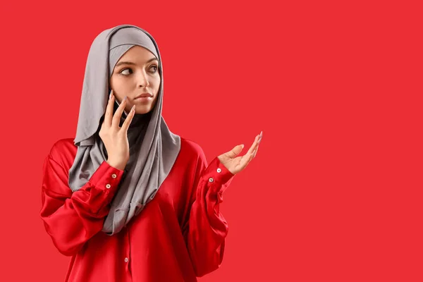 Junge Muslimin Hidschab Spricht Handy Auf Rotem Hintergrund — Stockfoto