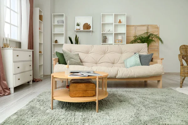 Interieur Des Gemütlichen Wohnzimmers Mit Sofa Tisch Und Schubladen — Stockfoto