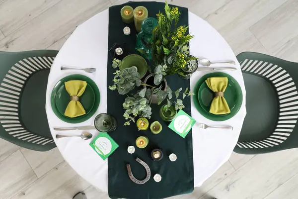 Yemek odasında mumlarla servis edilen şenlik masası, üst manzara. Aziz Patrick Günü kutlaması