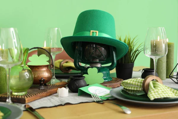 Aziz Patrick Günü kutlamaları için cüce şapkası ve süslemeleriyle servis edilen şenlik masası.