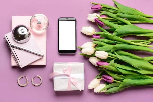 Modern cep telefonlu kompozisyon, güzel lale çiçekleri ve renk arkaplanlı hediye kutusu