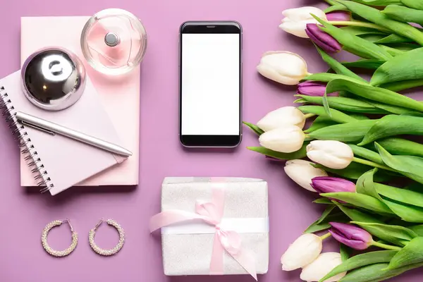 Modern cep telefonlu kompozisyon, güzel lale çiçekleri ve renk arkaplanlı hediye kutusu