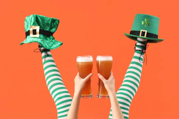 Patas Femeninas Medias Verdes Con Vasos Cerveza Sombreros Duende Sobre — Foto de Stock