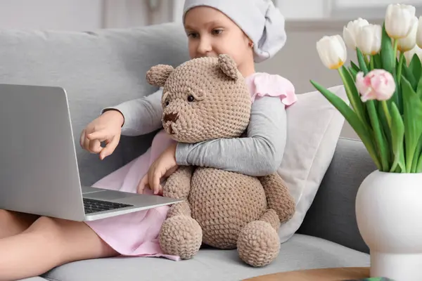 Little Girl Chemotherapy Toy Bear Using Laptop Home International Childhood — Stock Photo, Image
