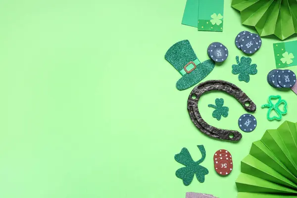 Pokerchips Papierfächer Hufeisen Und Kleeblätter Auf Grünem Hintergrund Patrick Day — Stockfoto