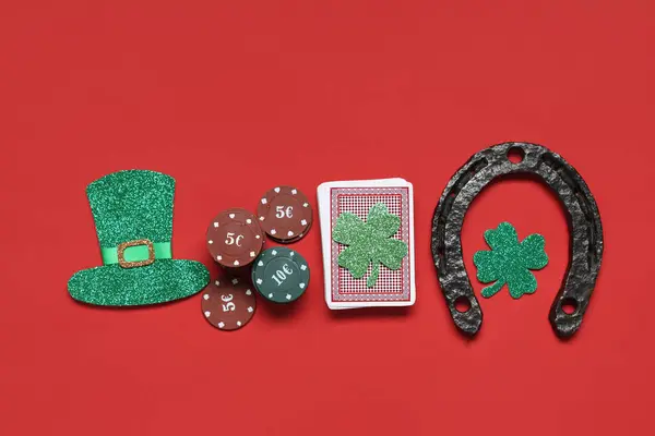 Póker Zsetonok Kártyák Ajándékdobozok Dekorációk Szent Patrik Napi Ünnepségre Piros — Stock Fotó