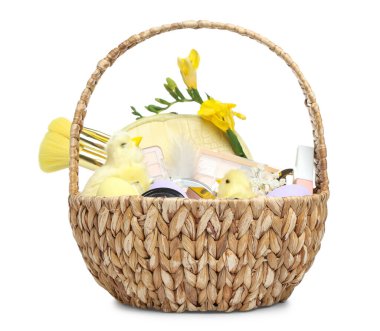 Dekoratif kozmetik ürünleri, beyaz arka planda izole edilmiş bebek tavuklar ve çiçeklerle dolu bir sepet.