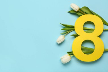 Şekil 8 kağıttan yapılmış ve mavi arka planda güzel beyaz laleler. Uluslararası Kadınlar Günü